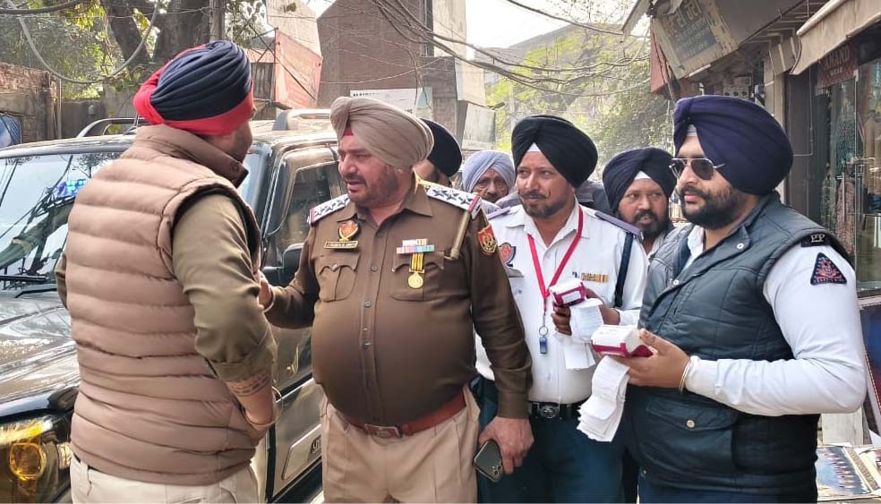 ਟ੍ਰੈਫਿਕ ਪੁਲਸ ਨੇ ਸਿਟੀ ਰੋਡ ’ਚ ਨਾਕਾਬੰਦੀ ਕਰ ਕੇ 100 ਦੇ ਕਰੀਬ ਵਾਹਨਾਂ ਦੇ ਕੱਟੇ ਚਲਾਨ