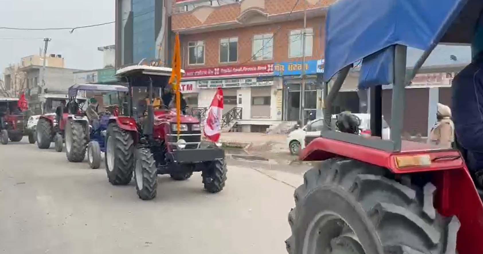 ਸੜਕਾਂ ’ਤੇ ਉਤਰੇ ਕਿਸਾਨ! ਟਰੈਕਟਰ ਮਾਰਚ ਦੌਰਾਨ ਗੂੰਜਿਆ 'ਪੰਜਾਬ ਕੇਸਰੀ ਗੁਰੱਪ' 'ਤੇ ਸਰਕਾਰ ਵੱਲੋਂ ਕੀਤੇ ਹਮਲੇ ਦਾ ਮੁੱਦ