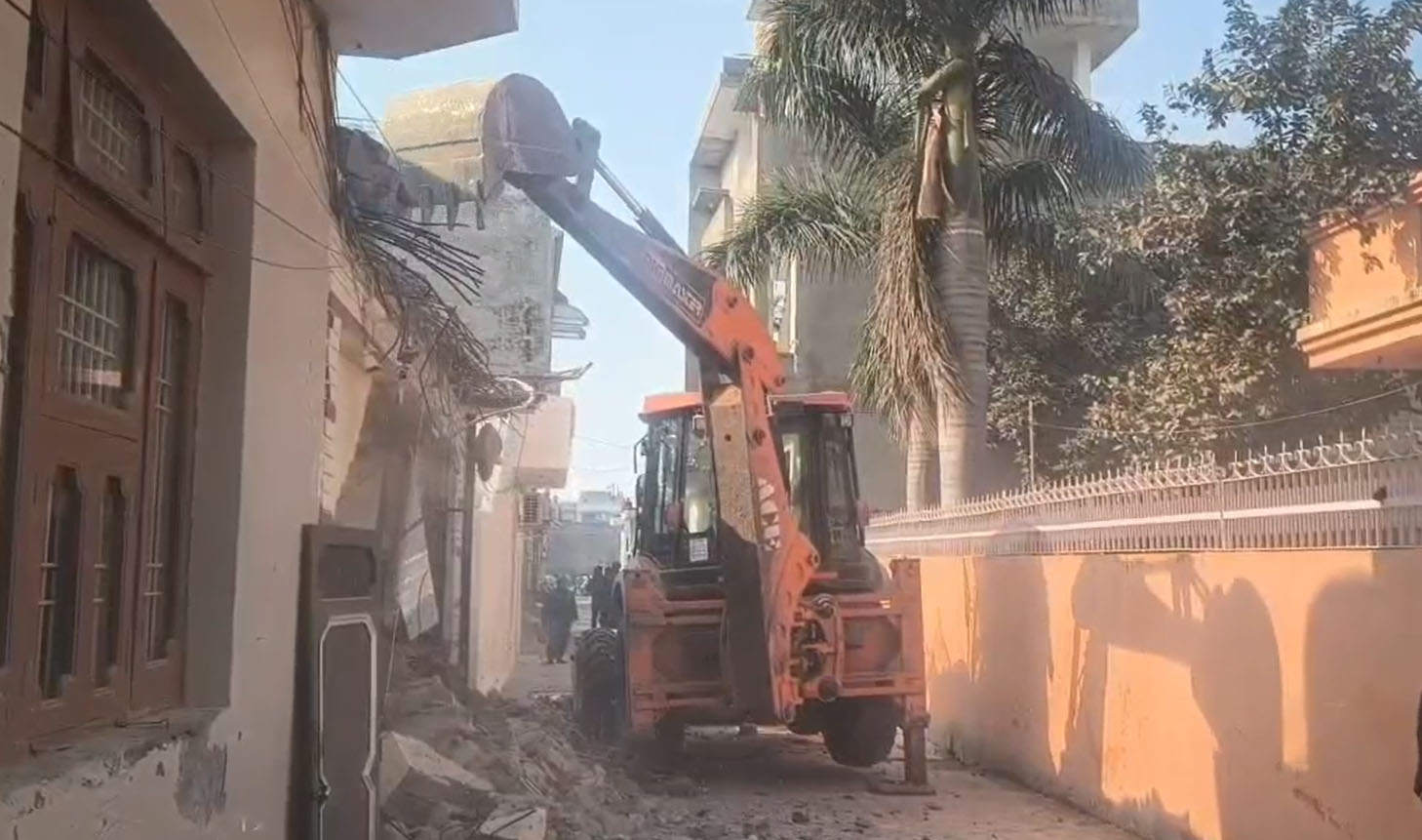 ''ਯੁੱਧ ਨਸ਼ਿਆਂ ਵਿਰੁੱਧ'' ਮੁਹਿੰਮ ਤਹਿਤ ਪਠਾਨਕੋਟ ''ਚ ਨਸ਼ਾ ਤਸਕਰ ਦੇ ਘਰ ’ਤੇ ਚਲਿਆ ਪੀਲਾ ਪੰਜਾ