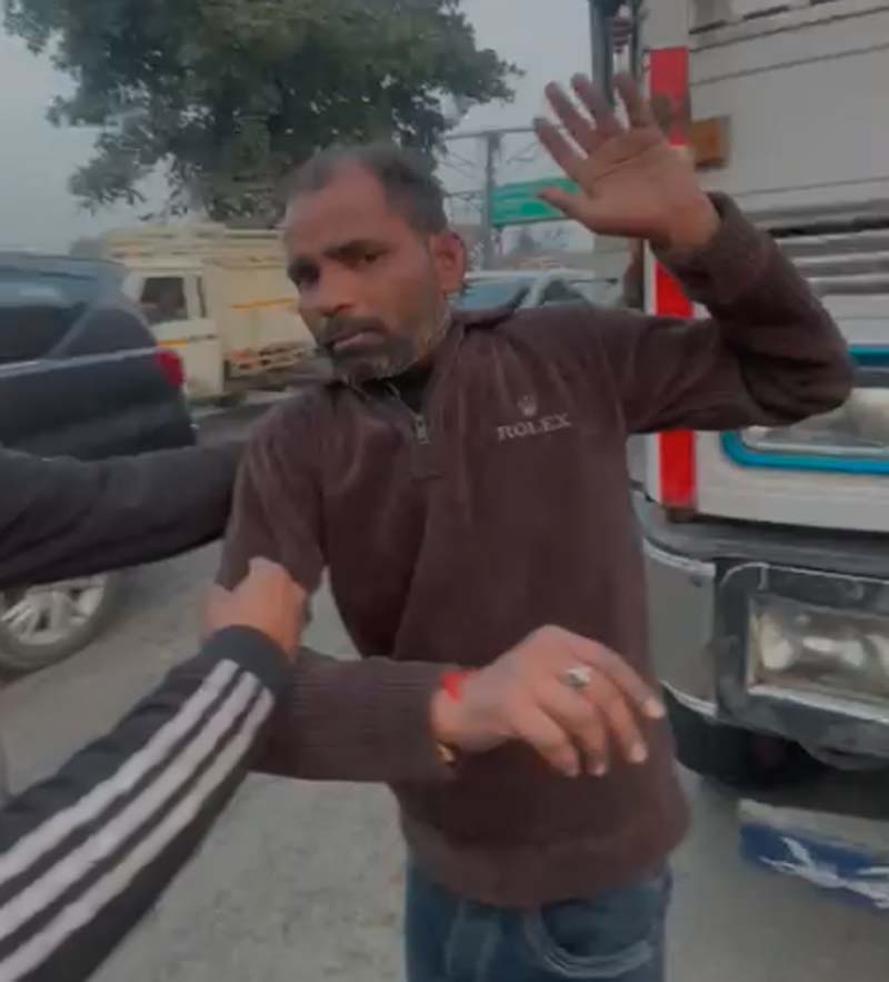 LPU ਦੇ ਬਾਹਰ ਚੱਲੇ ਥੱਪੜ, ਬੱਸ ਤੇ ਟਰੱਕ ਦੀ ਟੱਕਰ 'ਤੇ ਹੱਥੋਪਾਈ ਹੋਏ ਡਰਾਈਵਰ