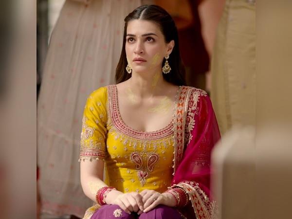 kriti sanon ate her fill of sweets at her sister wedding