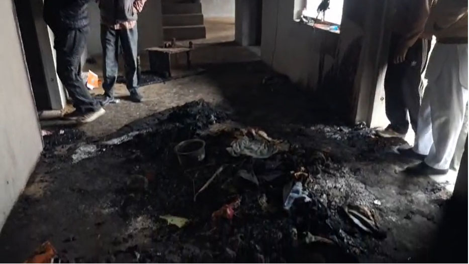 3 ਬੱਚਿਆਂ ਦੀ ਮਾਂ ਨੂੰ ਲੈ ਕੇ ਫਰਾਰ ਹੋਇਆ ਨੌਜਵਾਨ, ਤੈਸ਼ ''ਚ ਆਏ ਰਿਸ਼ਤੇਦਾਰਾਂ ਨੇ ਫੁੱਕ''ਤਾ ਘਰ