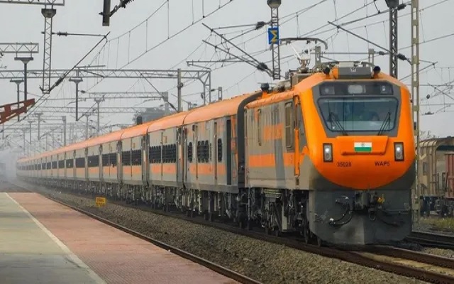 ਰੇਲਵੇ ਟਰੈਕ ''ਤੇ ਬੈਠਾ ਰਿਹਾ ਨਸ਼ੇ ''ਚ ਟੱਲੀ ਵਿਅਕਤੀ, ਅੰਮ੍ਰਿਤ ਭਾਰਤ ਐਕਸਪ੍ਰੈਸ ਨੂੰ ਲਗਾਉਣੀ ਪਈ ਐਮਰਜੈਂਸੀ ਬ੍ਰੇਕ