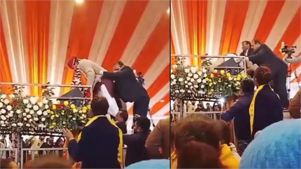 brijbhushan sharan singh  birthday  program  stage