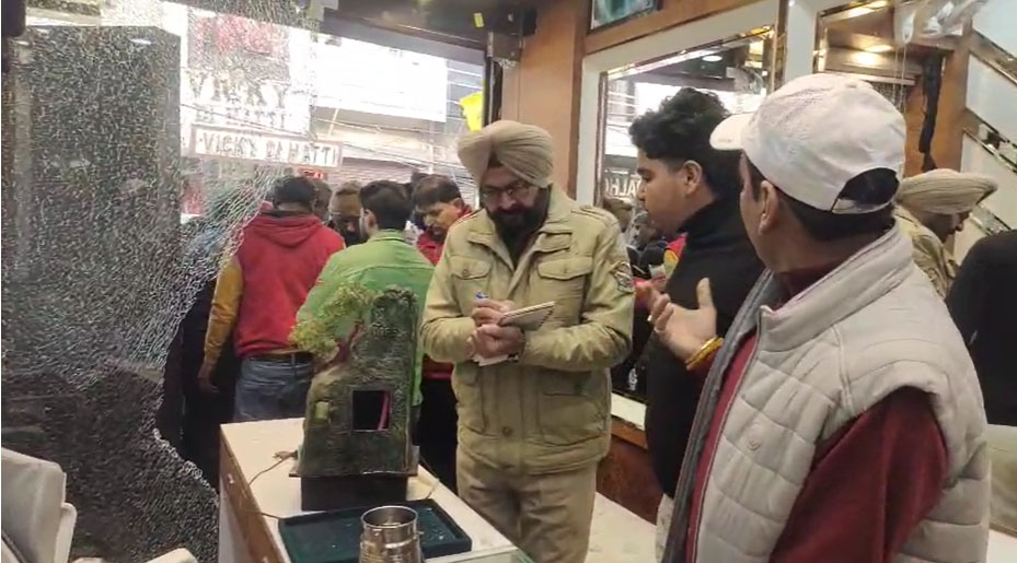 ਪੰਜਾਬ: ਦਿਨ-ਦਿਹਾੜੇ ਮੋਟਰਸਾਈਕਲ ਵਾਲੇ ਮੁੰਡੇ ਮਾਰ ਗਏ ਸੁਨਿਆਰੇ ਦੀ ਦੁਕਾਨ ''ਤੇ ਗੋਲੀਆਂ