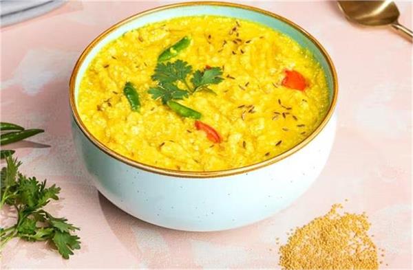 khichdi on the plates of young people