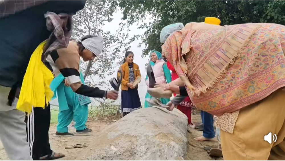 ਇਤਿਹਾਸਕ ਮਾਘੀ ਜੋੜ ਮੇਲੇ ਮੌਕੇ ਪਹੁੰਚੀ ਸੰਗਤ ਨੇ ਵਰ੍ਹਾਈਆਂ ਨੂਰਦੀਨ ਦੀ ਕਬਰ ''ਤੇ ਜੁੱਤੀਆਂ