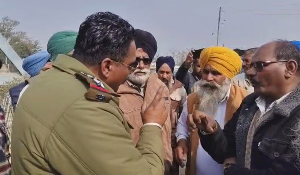 ਅਕਾਲੀਆਂ ਨੇ ਧਮਰਾਈ ਪੁੱਲ ''ਤੇ ਲਗਾਇਆ ਧਰਨਾ, ਪੁਲਸ ਨਾਲ ਹੋਈ ਤਿੱਖੀ ਬਹਿਸ