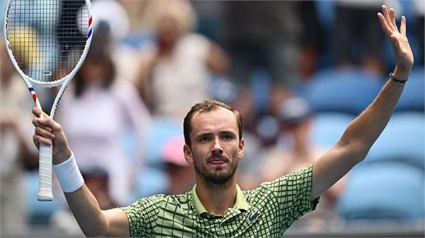 medvedev avoids early setbacks to reach third round