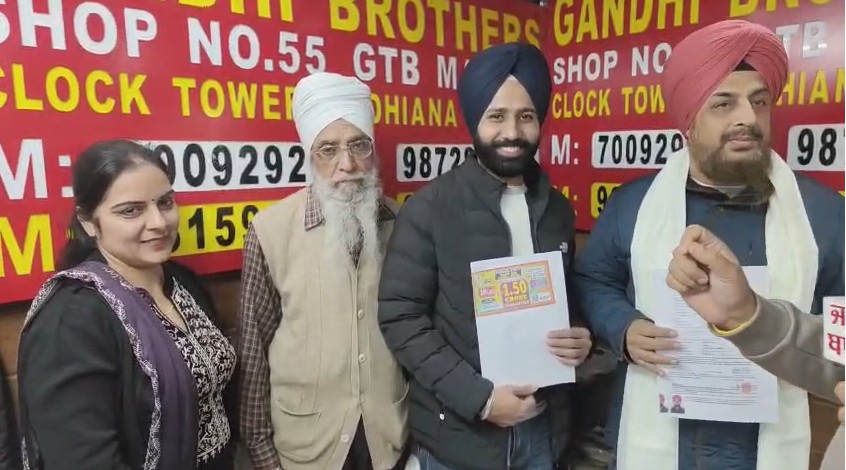 ਗੁਰੂ ਘਰ ਮੱਥਾ ਟੇਕਣ ਮਗਰੋਂ 4 ਘੰਟਿਆਂ ''ਚ ਹੀ ਬਦਲ ਗਈ ਕਿਸਮਤ! ਘਰ ਪਹੁੰਚਦੇ ਸਾਰ ਮਿਲਿਆ ਲੱਖਾਂ ਰੁਪਏ ਦਾ ਗੱਫਾ