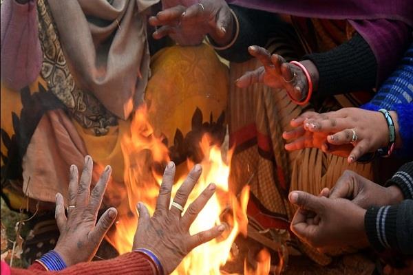 rain on a spring day brought cold again for people