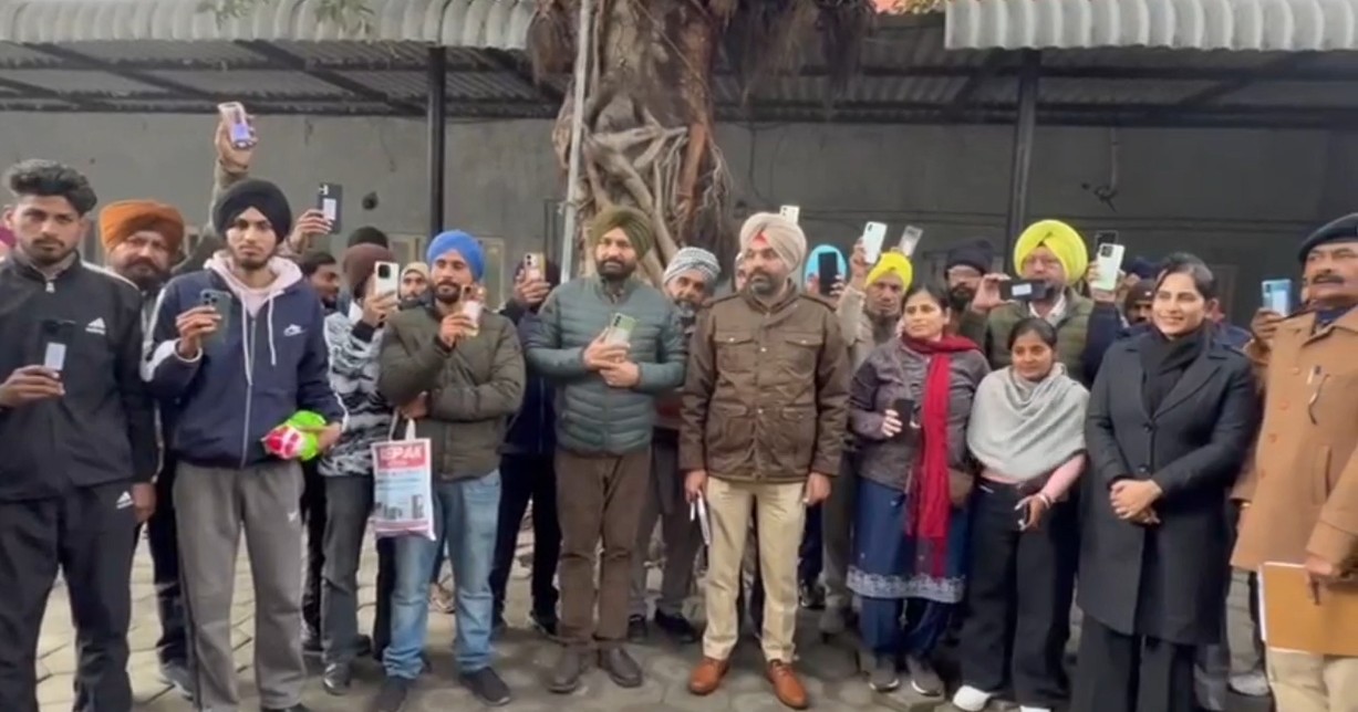 ਨਵੇਂ ਸਾਲ ‘ਤੇ ਖੰਨਾ ਪੁਲਸ ਦਾ ਤੋਹਫਾ: ਲੋਕਾਂ ਨੂੰ ਵਾਪਸ ਮਿਲੇ ਗੁੰਮ ਹੋਏ ਮੋਬਾਈਲ