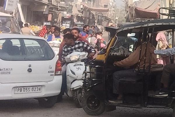 people are facing difficulties due to traffic