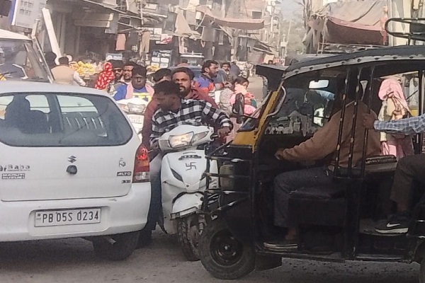 ਲੋਕਾਂ ਨੂੰ ਟ੍ਰੈਫਿਕ ਕਾਰਨ ਕਰਨਾ ਪੈ ਰਿਹਾ ਮੁਸ਼ਕਲਾਂ ਦਾ ਸਾਹਮਣਾ