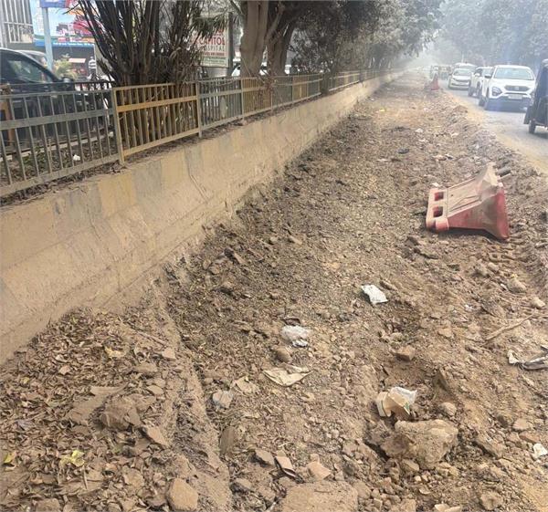 mahavir marg jalandhar road is in   extreme condition