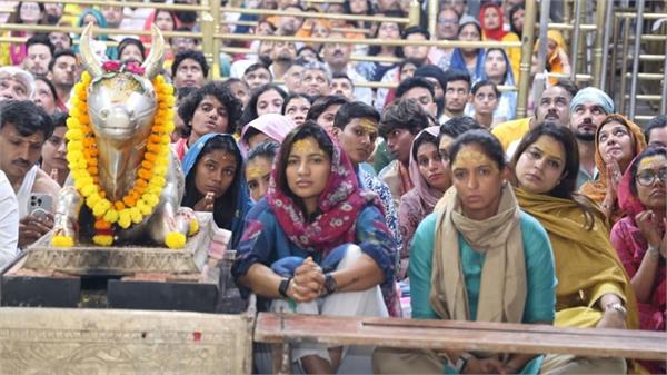 indian women cricket stars pay homage at mahakaleshwar temple