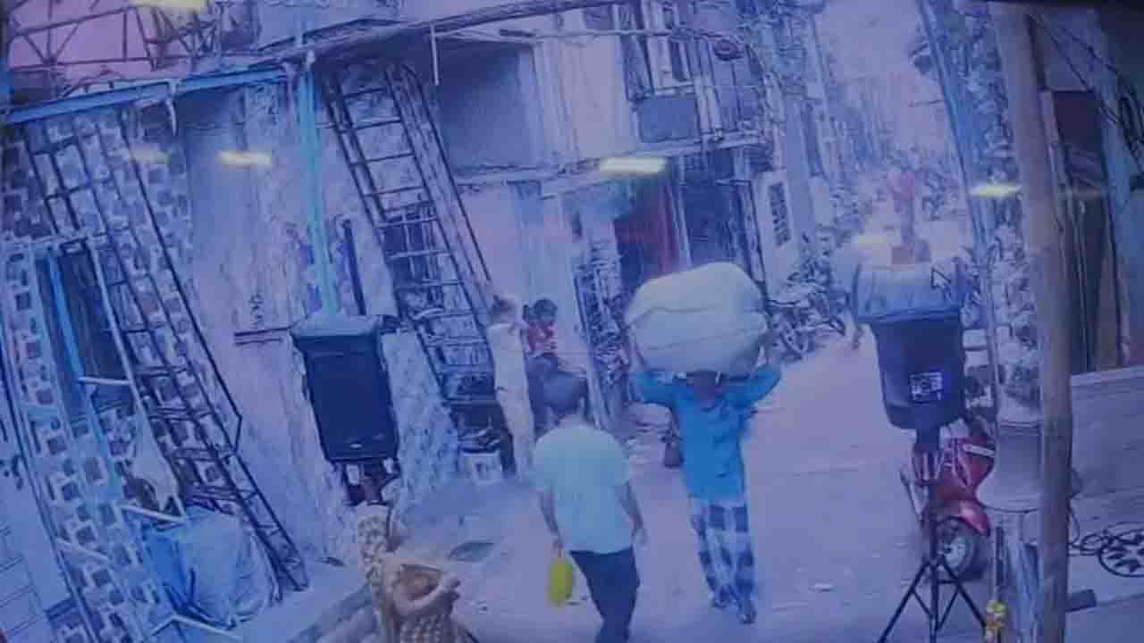 ਦਰਦਨਾਕ ਹਾਦਸਾ! ਹੱਸਦੀ-ਖੇਡਦੀ ਮਾਸੂਮ ''ਤੇ ਡਿੱਗਿਆ ਭਾਰੀ ਸਪੀਕਰ, CCTV ''ਚ ਕੈਦ ਹੋਈ ਖੌਫ਼ਨਾਕ ਘਟਨਾ