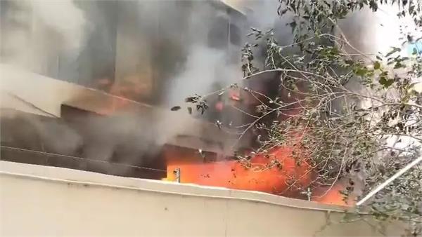 hyderabad  fire breaks out in four story building  six feared trapped