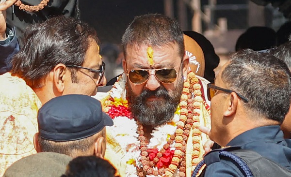 ਸੰਜੇ ਦੱਤ ਨੇ ਨੇਪਾਲ ''ਚ ਪਸ਼ੂਪਤੀਨਾਥ ਮੰਦਰ ''ਚ ਕੀਤੀ ਪੂਜਾ-ਅਰਚਨਾ