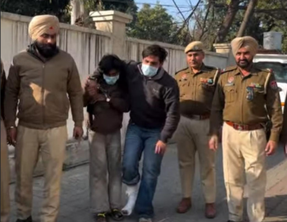 ਪੁਲਸ ਵੱਲੋਂ ਡੋਮੀਨੋਜ਼ ਪੀਜ਼ਾ ’ਤੇ ਗੋਲੀਆਂ ਚਲਾਉਣ ਵਾਲੇ 2 ਮੁਲਜ਼ਮ ਗ੍ਰਿਫਤਾਰ, ਅਸਲਾ ਤੇ ਨਸ਼ਾ ਵੀ ਹੋਇਆ ਬਰਾਮਦ