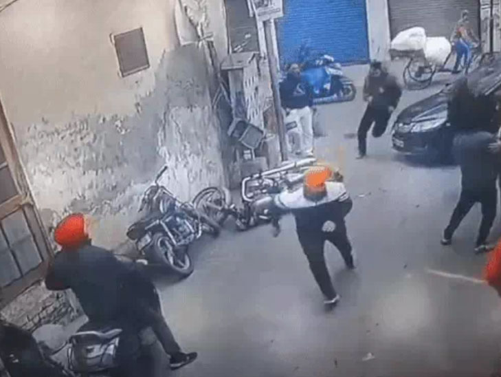 ਪੰਜਾਬ: ਦਿਨ ਦਿਹਾੜੇ ਕਾਰ ਸਵਾਰਾਂ ਨੇ ਲੁੱਟ ਲਿਆ ''ਅੱਧਾ ਕਿਲੋ'' ਸੋਨਾ