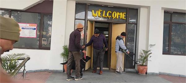 threat to blow up nawanshahr dc office with bomb