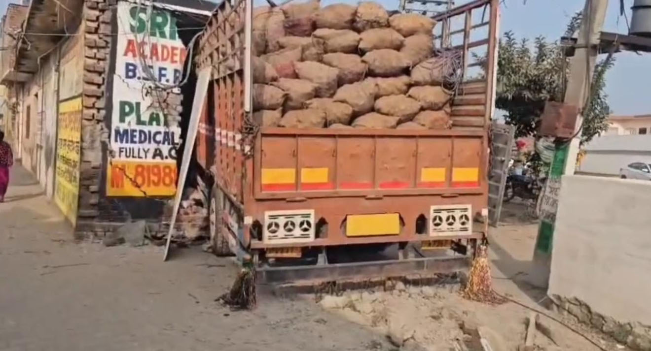 ਕੰਧਾਂ ਪਾੜ ਕੇ ਦੁਕਾਨਾਂ 'ਚ ਜਾ ਵੜਿਆ ਆਲੂਆਂ ਨਾਲ ਲੱਦਿਆ ਕੈਂਟਰ, ਤਬਾਹ ਹੋਈਆਂ ਦੁਕਾਨਾਂ