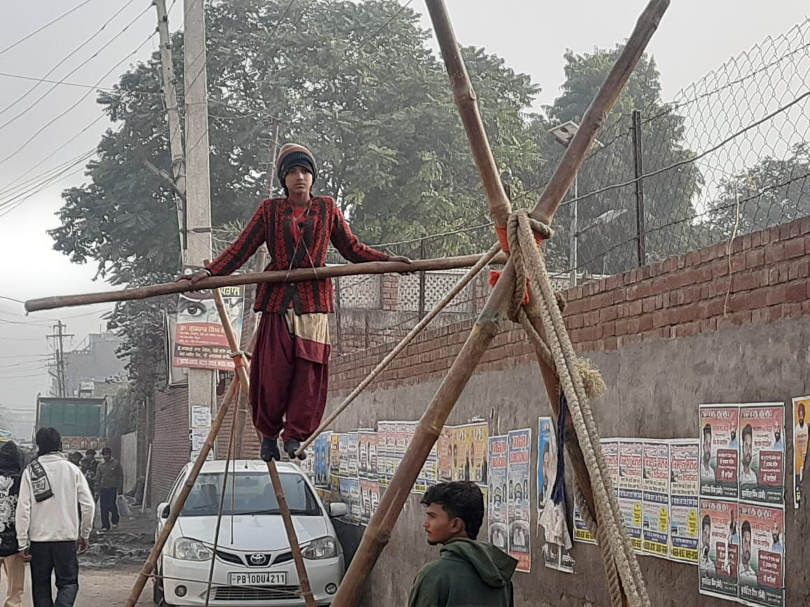 ਪਾਪੀ ਪੇਟ ਦੀ ਖਾਤਰ ਖਤਰਨਾਕ ਕਰਤੱਬ ਦਿਖਾਉਣ ਲਈ ਮਜ਼ਬੂਰ ਹੈ ਮਾਸੂਮ ਬਾਲੜੀ