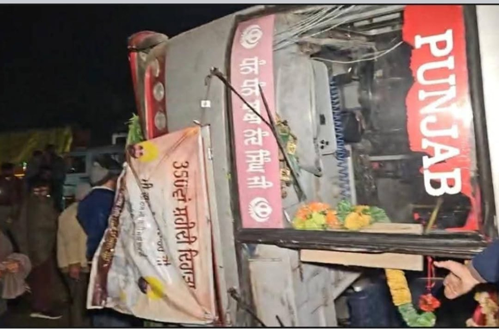 ਫਿਰੋਜਪੁਰ-ਫ਼ਾਜ਼ਿਲਕਾ ਰੋਡ ''ਤੇ ਦੇਰ ਰਾਤ ਪਲਟੀ ਪੰਜਾਬ ਰੋਡਵੇਜ਼ ਦੀ ਬਸ, ਜਾਨੀ ਨੁਕਸਾਨ ਤੋਂ ਬਚਾਅ