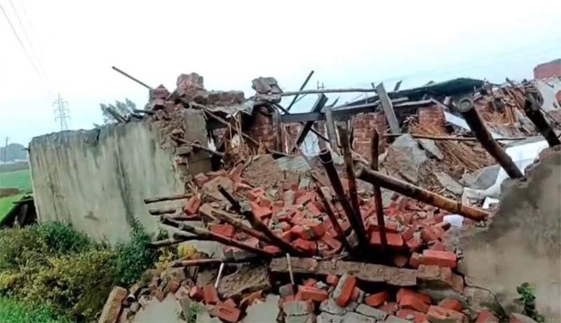 ਮੀਂਹ ਨੇ ਕਿਸਾਨ ਦੇ ਸੁਫ਼ਨੇ ਕੀਤੇ ਚਕਨਾਚੂਰ, ਦੋ ਮੰਜ਼ਿਲਾਂ ਮੁਰਗੀਖਾਨਾ ਤਹਿਸ-ਨਹਿਸ, ਮਾਰੇ ਗਏ 8000 ਚੂਚੇ