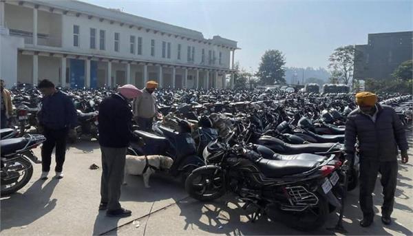 gurdaspur police s anti sabotage and dog squad team checked at the bus stand