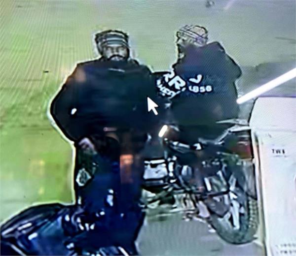 motorcycle riding thieves stole goods lying outside the shop