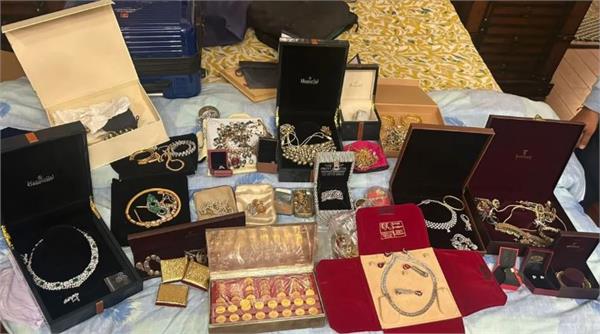 cash and jewellery worth crores recovered from sunil gupta  s locations