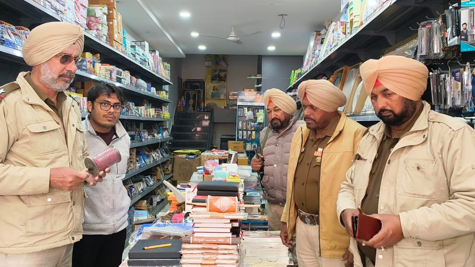 ਲੋਹੜੀ ਮੌਕੇ ਮਹਿਲਾ ਕਲਾਂ ਪੁਲਸ ਵੱਲੋਂ ਵਿਸ਼ੇਸ਼ ਚੈਕਿੰਗ, ਪਤੰਗ ਵਾਲੀਆਂ ਦੁਕਾਨਾਂ ''ਤੇ ਰੱਖੀ ਨਜ਼ਰ