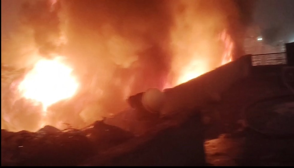 ਬਰਨਾਲਾ ''ਚ ਭਿਆਨਕ ਅੱਗ! ਫ਼ਾਇਰ ਬ੍ਰਿਗੇਡ ਦੀਆਂ 25 ਗੱਡੀਆਂ ਨੇ ਕੀਤੀ ਜੱਦੋ-ਜਹਿਦ, 15 ਲੱਖ ਰੁਪਏ ਦਾ ਨੁਕਸਾਨ