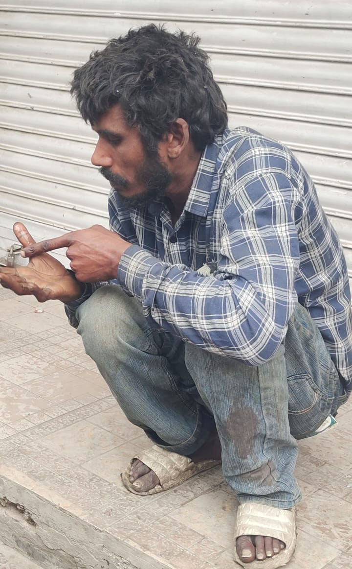 ਦਿਮਾਗੀ ਤੌਰ ''ਤੇ ਪ੍ਰੇਸ਼ਾਨ ਵਿਅਕਤੀ ਰਾਹਗੀਰਾਂ ਤੇ ਦੁਕਾਨਦਾਰਾਂ ਨੂੰ ਕਰਦੈ ਤੰਗ, ਲੋਕਾਂ ''ਚ ਸਹਿਮ ਦਾ ਮਾਹੌਲ