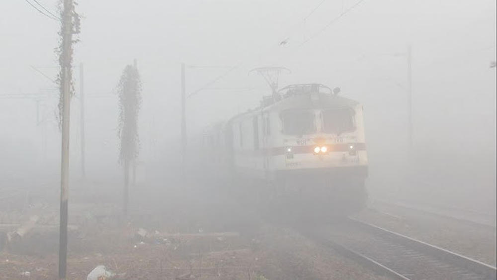 ਸੰਘਣੀ ਧੁੰਦ ''ਚ ਅਲਰਟ ''ਤੇ ਰੇਲਵੇ, ਰਾਤ ਸਮੇਂ ਚੌਕਸੀ ਵਰਤਣ ਦੇ ਹੁਕਮ