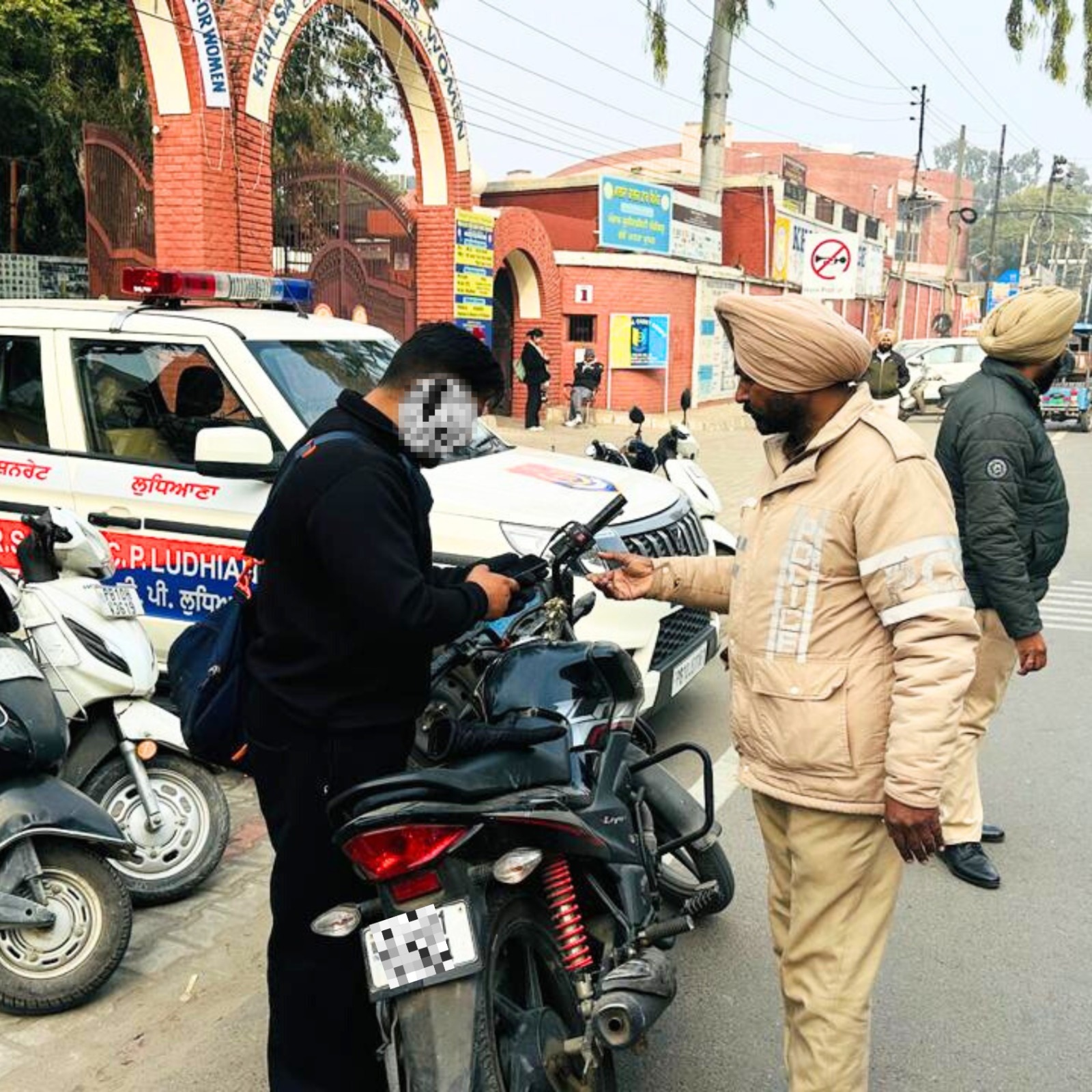 ਖਾਲਸਾ ਕਾਲਜ ਦੇ ਬਾਹਰ ਪੁਲਸ ਦੀ ਵਿਸ਼ੇਸ਼ ਮੁਹਿੰਮ, ਕੱਟੇ 14 ਚਾਲਾਨ