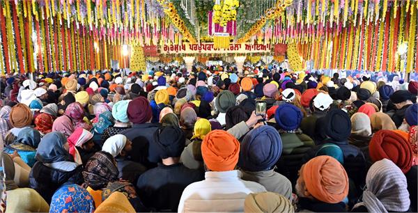 a large number of devotees pay obeisance at gurdwara shaheed ganj sahib