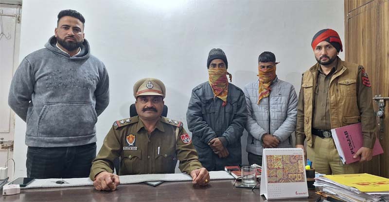 ਪੁਲਸ ਨੇ ਦੋ ਨੌਜਵਾਨਾਂ ਨੂੰ ਹੈਰੋਇਨ ਦਾ ਸੇਵਨ ਕਰਦੇ ਕੀਤਾ ਗ੍ਰਿਫ਼ਤਾਰ