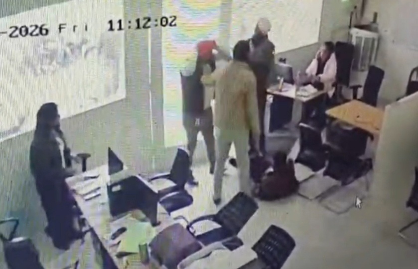 ਬੈਂਕ ਮੈਨੇਜਰ ਵੱਲੋਂ ਮੁਲਾਜ਼ਮ ਨਾਲ ਕੁੱਟਮਾਰ! ਜਾਨੋਂ ਮਾਰਨ ਦੀਆਂ ਧਮਕੀਆਂ ਮਗਰੋਂ ਪੁਲਸ ਕੋਲ ਪਹੁੰਚਿਆ ਮਾਮਲਾ