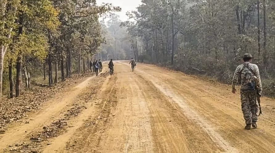 ਬੀਜਾਪੁਰ ''ਚ ਆਈਈਡੀ ਧਮਾਕੇ ''ਚ 12 ਸੀਆਰਪੀਐਫ-ਡੀਆਰਜੀ ਜਵਾਨ ਜ਼ਖਮੀ