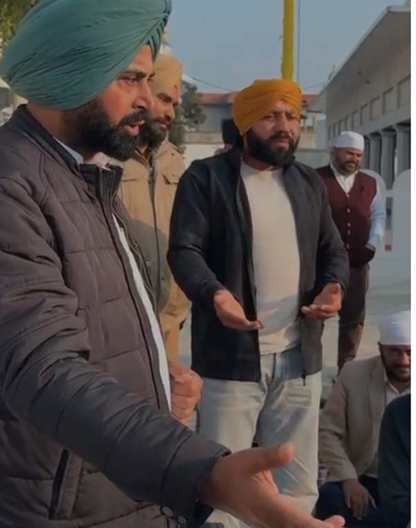 ਲੋਕਾਂ ਨੇ ਘੇਰਿਆ MLA ਕੁਲਵੰਤ ਸਿੰਘ, 4 ਸਾਲਾਂ ਦੀ ਕਾਰਗੁਜ਼ਾਰੀ ''ਤੇ ਚੁੱਕੇ ਤਿੱਖੇ ਸਵਾਲ