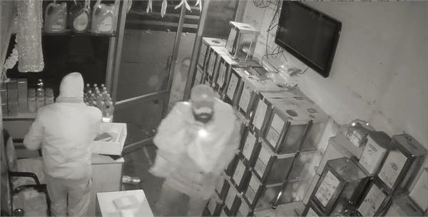 4 thieves broke the shutter of a famous shop on mandi road