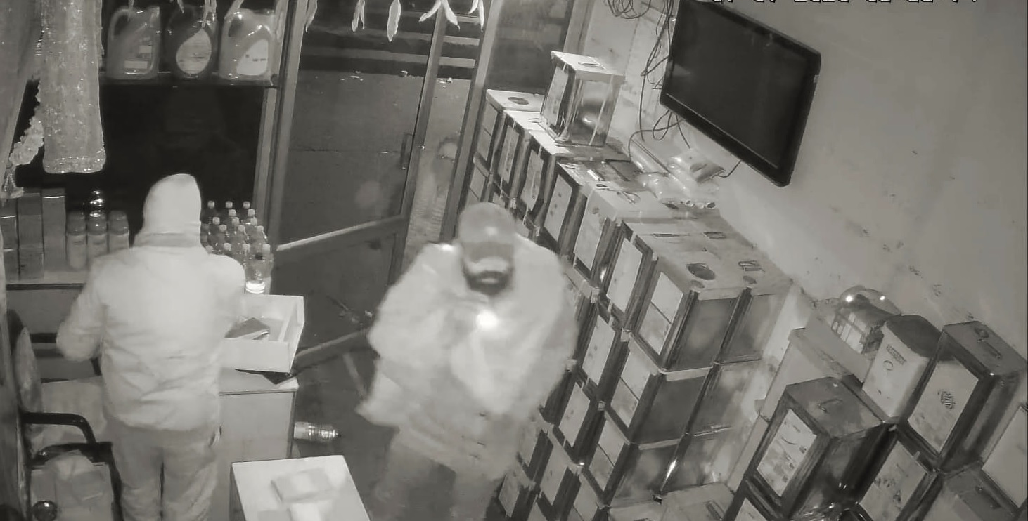 4 ਚੋਰਾਂ ਨੇ ਮੰਡੀ ਰੋਡ ਦੀ ਮਸ਼ਹੂਰ ਦੁਕਾਨ ਦਾ ਤੋੜਿਆ ਸ਼ਟਰ, ਚੋਰੀ ਦੀ ਵਾਰਦਾਤ ਨੂੰ ਦਿੱਤਾ ਅੰਜਾਮ