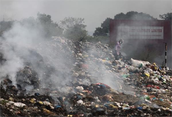 garbage heap catches fire near railway track in thane