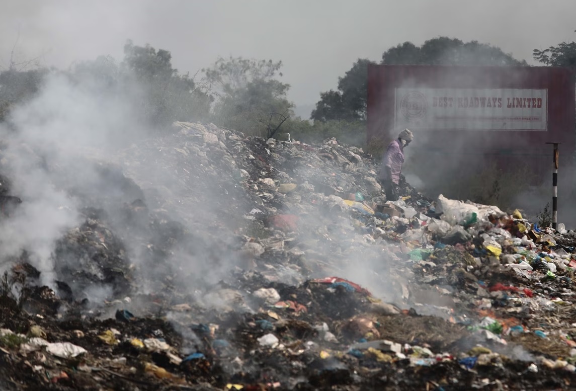 ਠਾਣੇ ''ਚ ਰੇਲਵੇ ਟ੍ਰੈਕ ਨੇੜੇ ਕੂੜੇ ਦੇ ਢੇਰ ਨੂੰ ਲੱਗੀ ਭਿਆਨਕ ਅੱਗ, ਜਾਨੀ ਨੁਕਸਾਨ ਤੋਂ ਰਿਹਾ ਬਚਾਅ