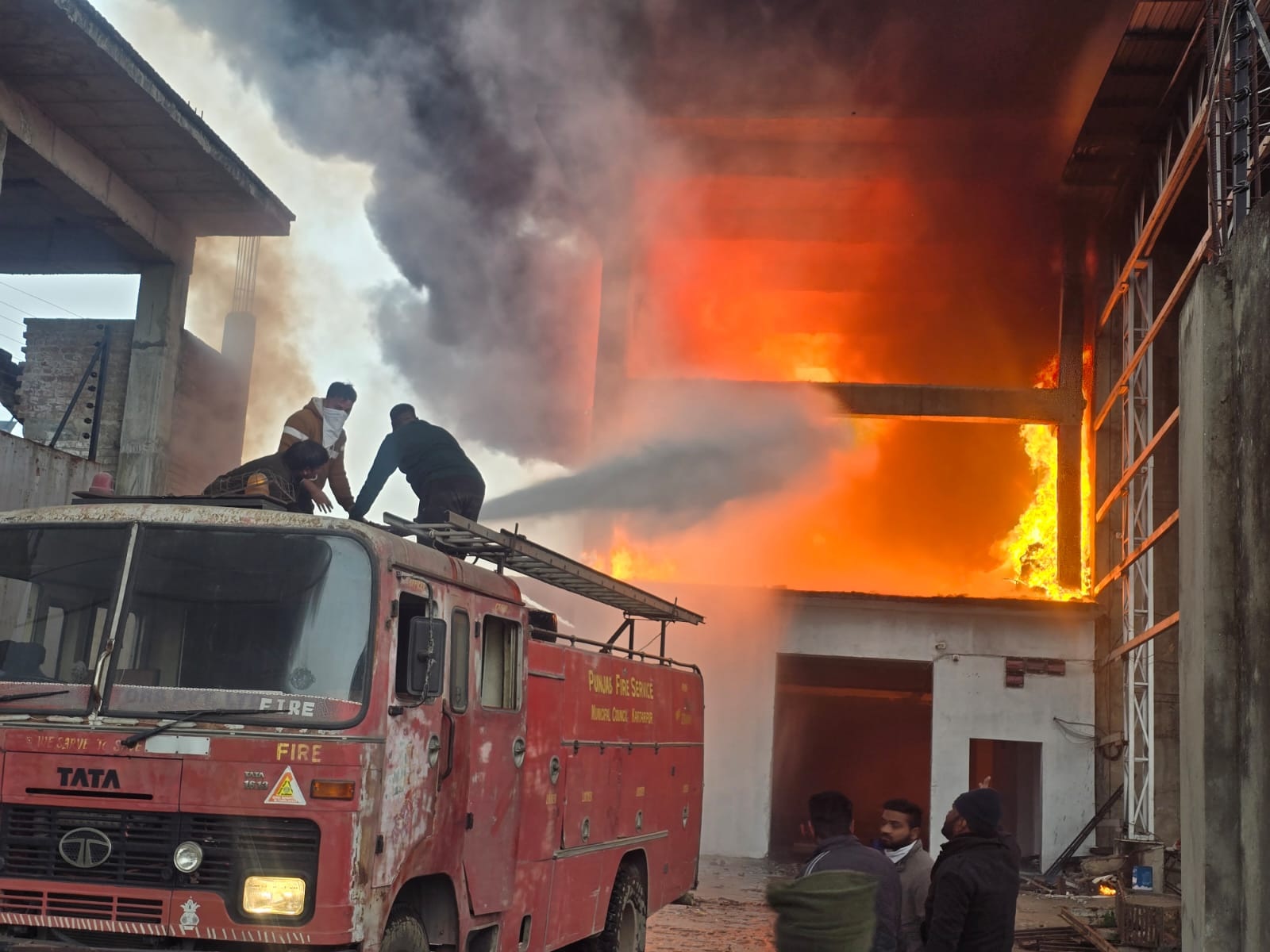 GT ਰੋਡ ਕਰਤਾਰਪੁਰ ਸਥਿਤ ਕਰਤਾਰ ਕੋਲਡ ਸਟੋਰ ''ਚ ਲੱਗੀ ਭਿਆਨਕ ਅੱਗ