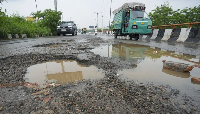 ਸੜਕ ''ਤੇ ਟੋਆ ਦੱਸਣ ਵਾਲੇ ਨੂੰ ਮਿਲੇਗਾ 5,000 ਰੁਪਏ ਇਨਾਮ, ਇਸ ਸੂਬਾ ਸਰਕਾਰ ਨੇ ਲਿਆਂਦੀ ਨਵੀਂ ਸਕੀਮ