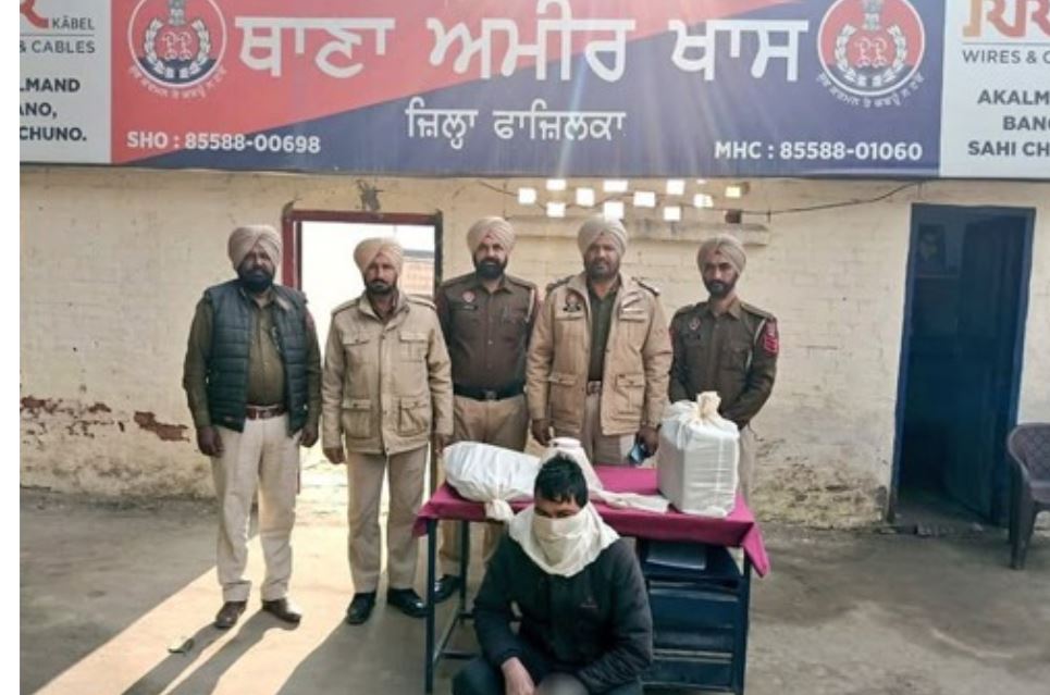 ਥਾਣਾ ਅਮੀਰ ਖਾਸ ਪੁਲਸ ਦੀ ਵੱਡੀ ਕਾਰਵਾਈ ! ਜਾਅਲੀ ਕਰੰਸੀ ਤਿਆਰ ਕਰਨ ਵਾਲਾ ਰੰਗੇਹੱਥੀ ਫੜਿਆ